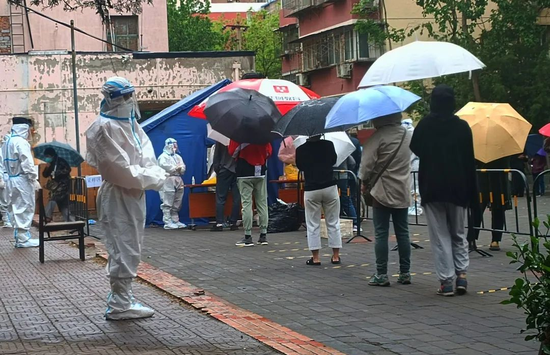 4月27日，北京朝阳区一核酸检测现场 摄/刘锦平