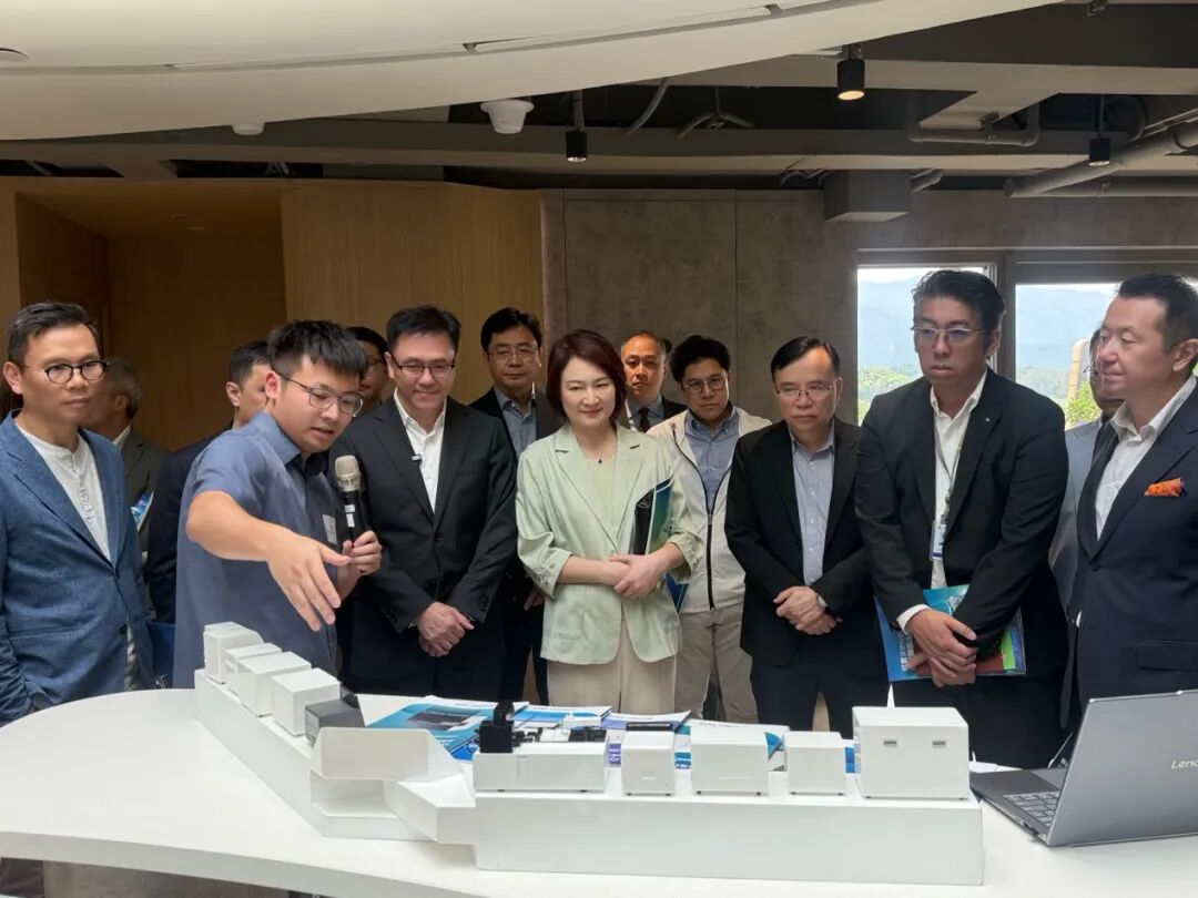 （达普生物董事长、CEO许潇楠博士向香港立法会主席李慧琼、香港创新科技及工业局局长孙东、香港立法会议员霍启刚及其他议员介绍公司及产品）